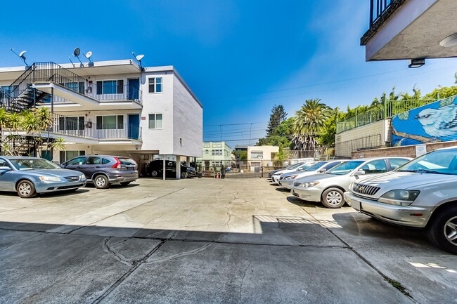 Photo - 1008 E 23rd St Apartamentos