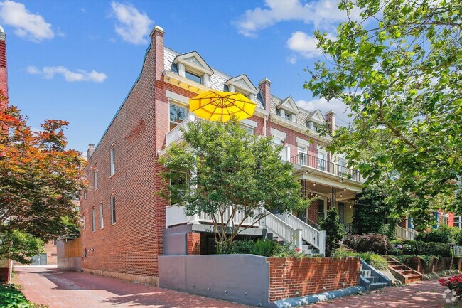 Building Photo - Stunning 3BR+, 3.5BA Capitol Hill Home wit...