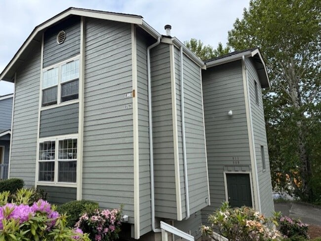 Building Photo - 811 Blueberry Ln Unit 811