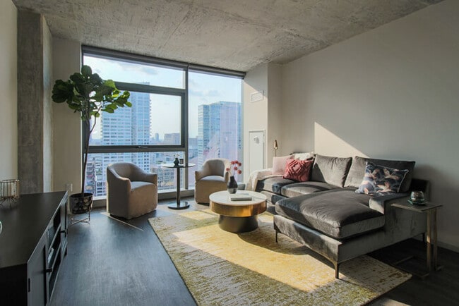 Building Photo - 720 S Clark St Rental