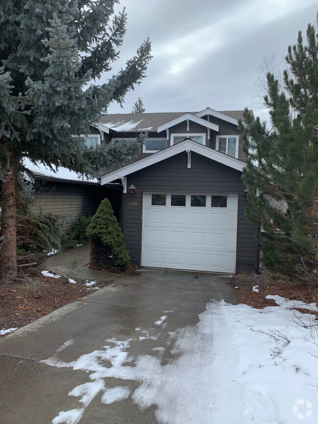 Building Photo - Nice Townhouse In NW Bend