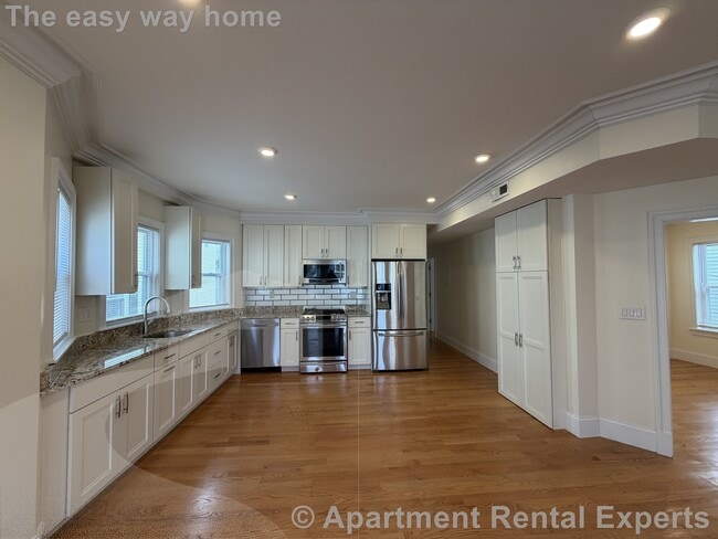Building Photo - 65 Newton St Unit #2