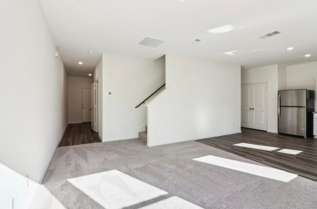 Photo - 998 Delta Cres