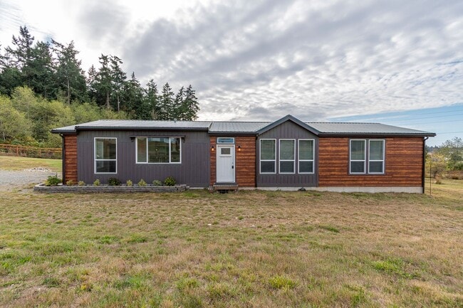 Building Photo - 3 Bed 2 Bath Pet Friendly Home
