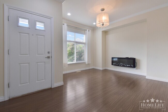 Photo - Stunning 5-Bed, 4-Bath Home with Dual Kitc... Unit House