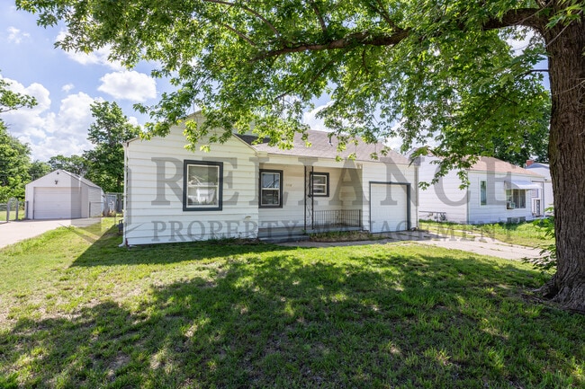 Building Photo - 1112 S Martinson Ave Rental
