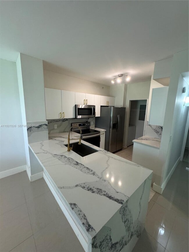 Building Photo - 8000 N Nob Hill Rd Unit 101