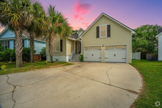 Building Photo - Gorgeous 4 BR/2BA Marshfront Home With Cre...