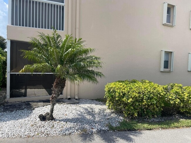 Photo - 700 Village Green Ct Unit H101