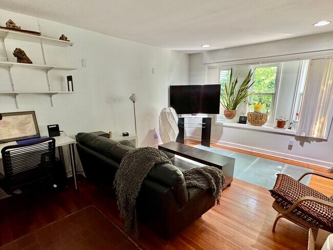 Photo - 237 Mt Auburn St