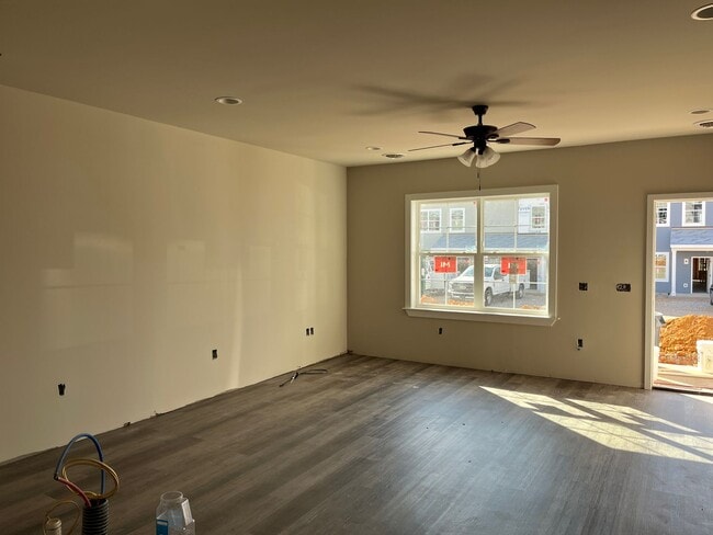 Building Photo - Salem Run Apartments Phase 2 Unit Apt. 102