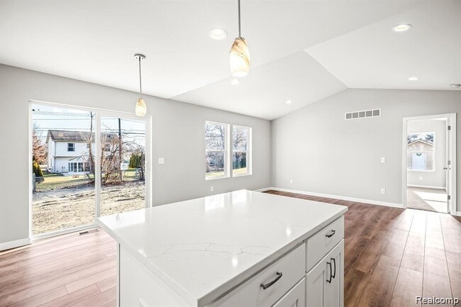 Photo - 8248 Hugh St