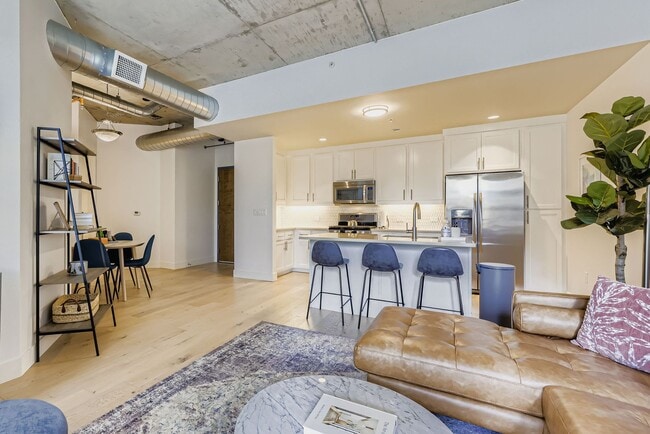 Building Photo - Modern 1 BDR in Peloton - All the Amenities