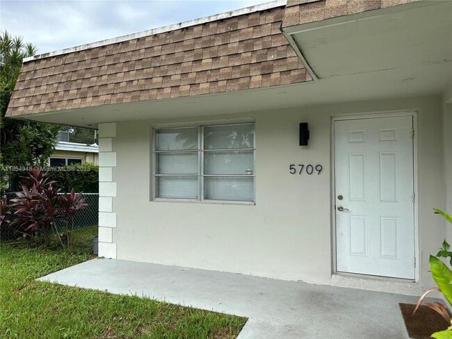 Building Photo - 2 bedroom in Hollywood FL 33021 Rental