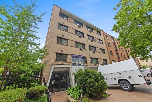Building Photo - 6211 N Kenmore Ave Rental