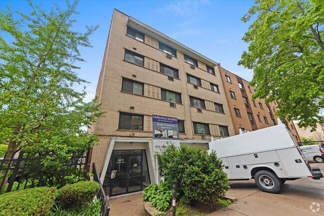 Building Photo - 6211 N Kenmore Ave Rental