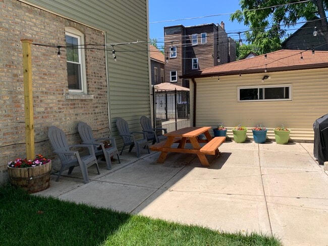 Patio - 1662 N Mozart St Unit 3