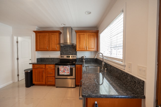 Photo - 2240A Metcalf St