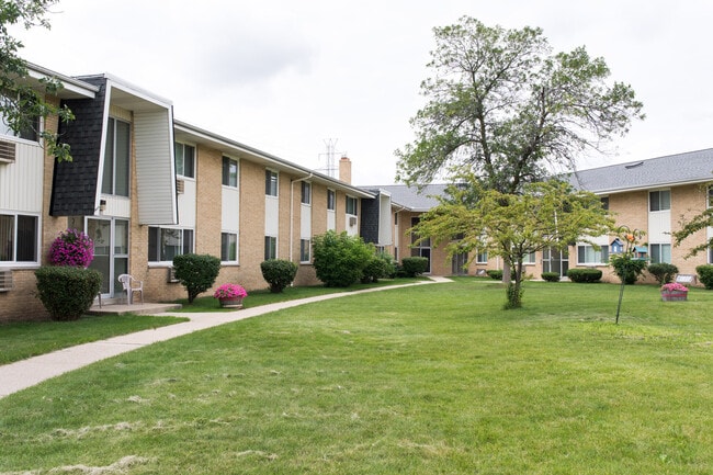 Photo - Spruce Court Apartment - Greenfield WI - C... Unit 4055-4