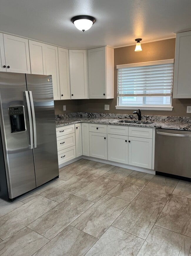 Photo - Beautifully Updated single-level duplex in...