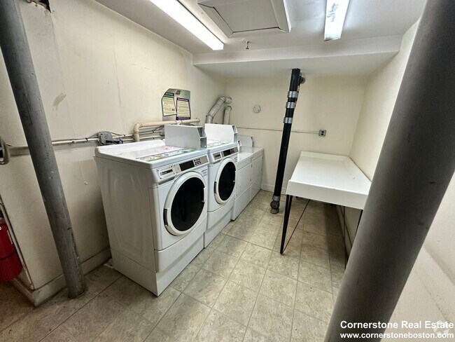 Building Photo - Awesome 2 Bed in Fenway Rental