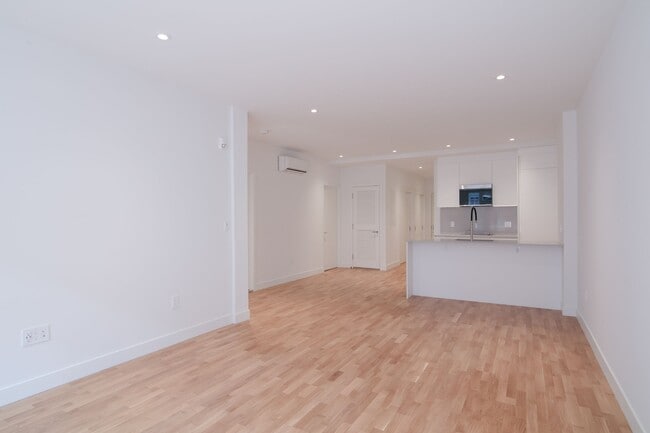 Photo - 3730 Chemin Queen Mary Unit 304