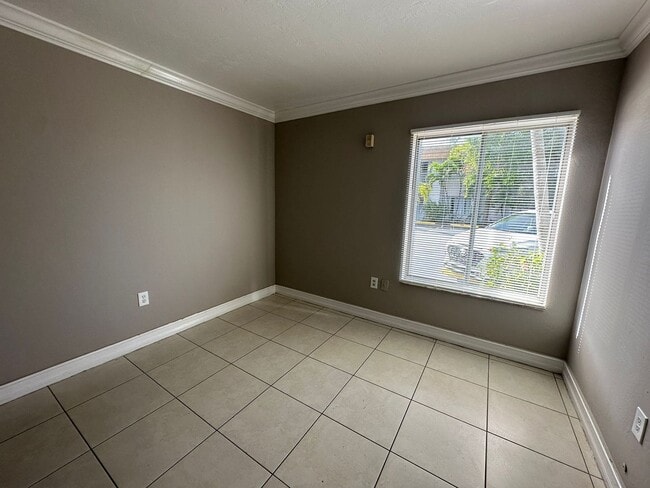 Photo - Green Tee - # 704 Unidad Green Tee #704