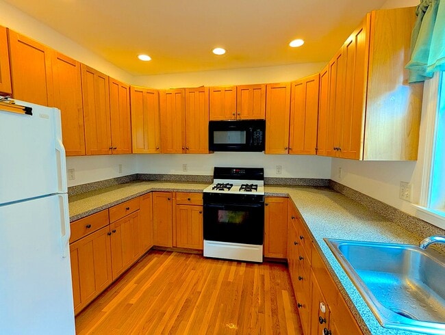 Building Photo - 340 Franklin St Unit 2