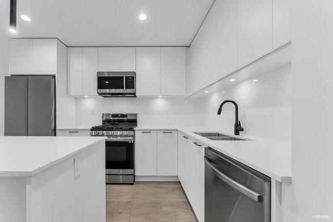 Photo - 8353 200A St