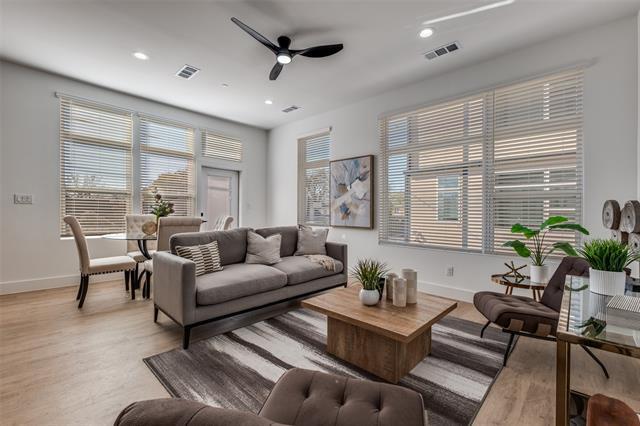 Photo - 723 W 10th St