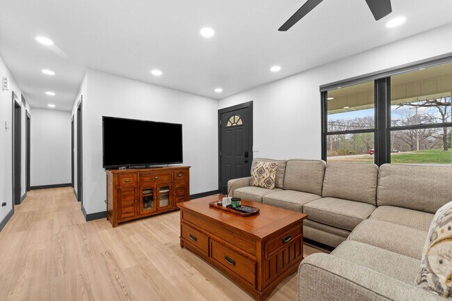 Photo - 118 Combs St