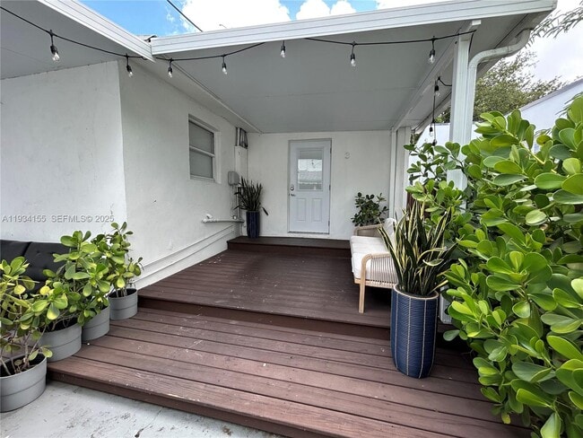 Building Photo - 551 NW 41st St Unit 3