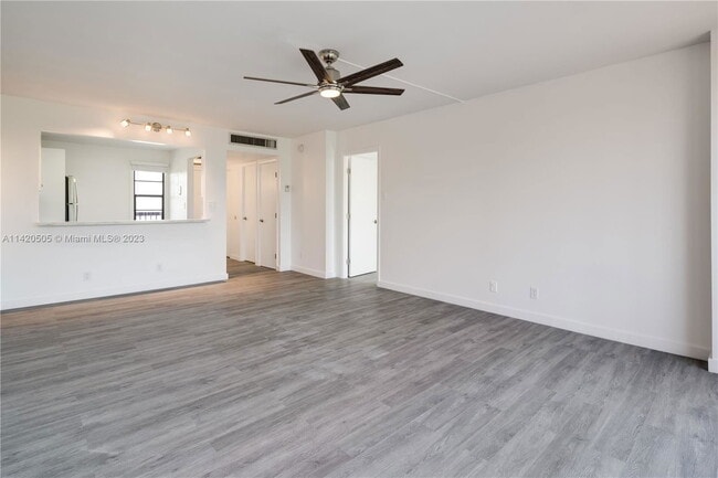 Photo - 3401 N Country Club Dr