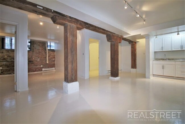 Affordable 2 BR in Williamsburg! - Affordable 2 BR in Williamsburg! Apartment Unit C5