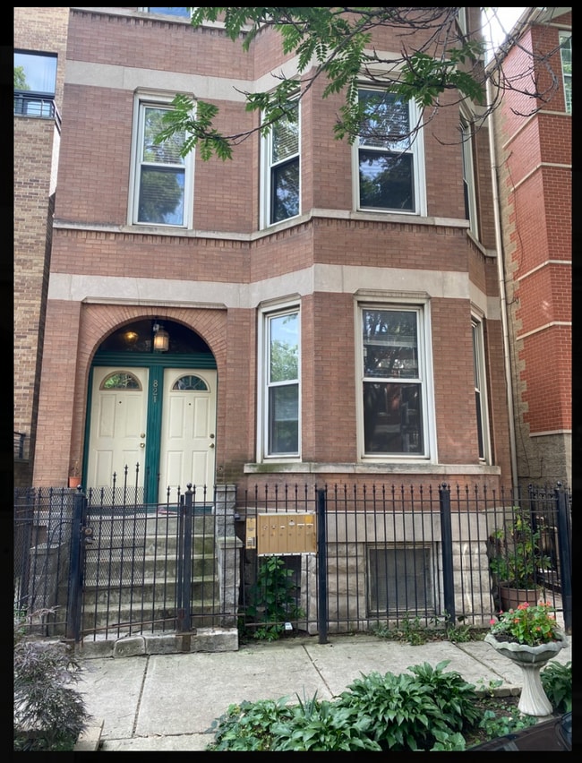 Building Photo - 821 N Hermitage Ave Unit 2R