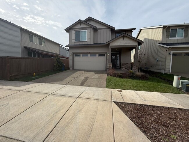 Building Photo - Must See Large Home in HOA Neighborhood!