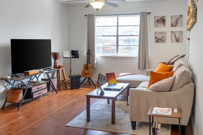 Building Photo - Room in Condo on Avenue A