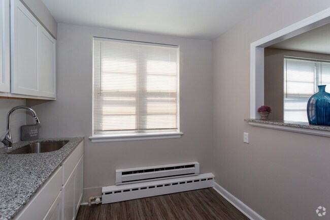 Kitchen - Arbor Grove Apartments