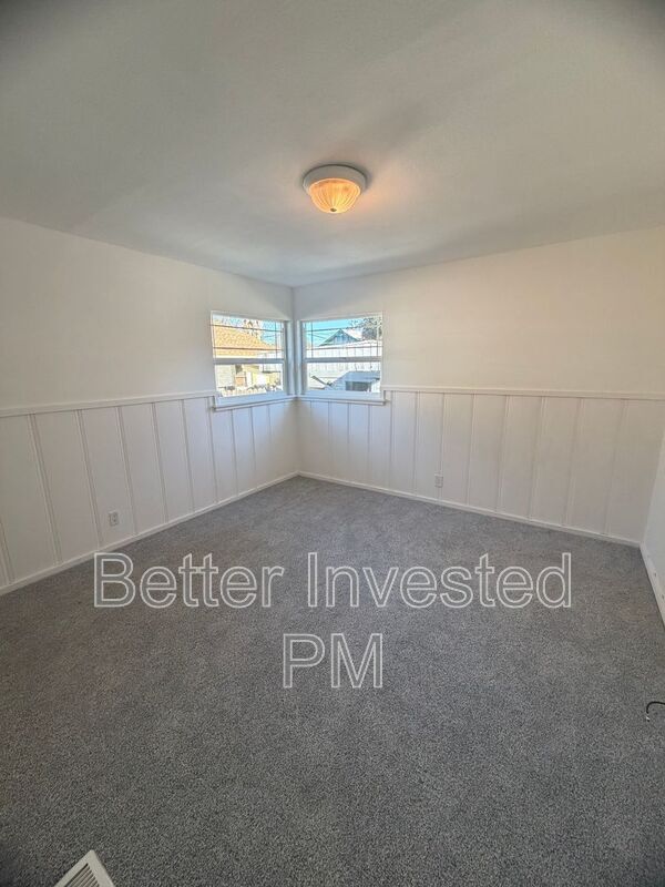 Photo - 559 N Oak St