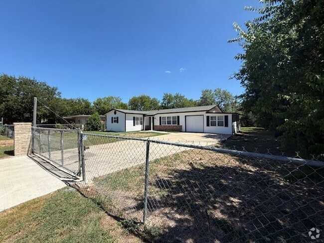 Building Photo - Huge Yard Front and Back over .39 acres 4 ... Rental