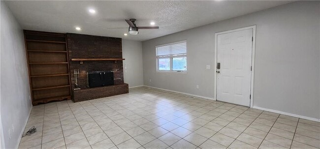 Photo - 811 SE G St