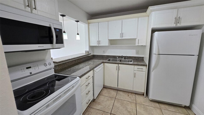 Building Photo - 15205 NE 6th Ave Unit D206