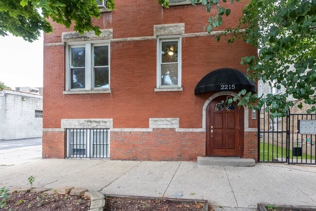 Building Photo - 2215 W Wellington Ave Rental