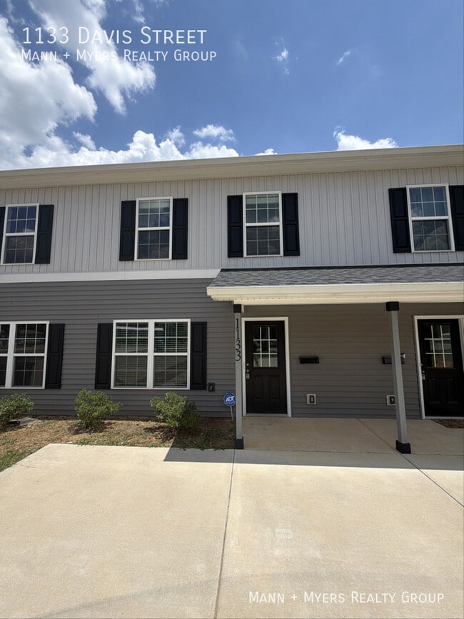 Building Photo - 1133 Davis St