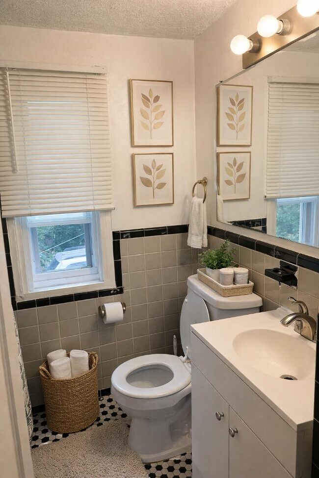 Photo - 8880 Rutherford St