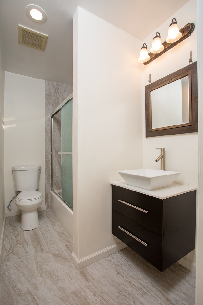 Rear Unit Bathroom - 711-713 W Wilson St
