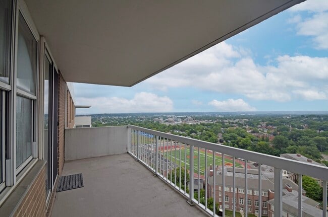 Building Photo - 2444 Madison Rd Unit 2012