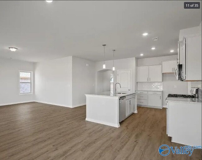 Photo - 408 Tracer St