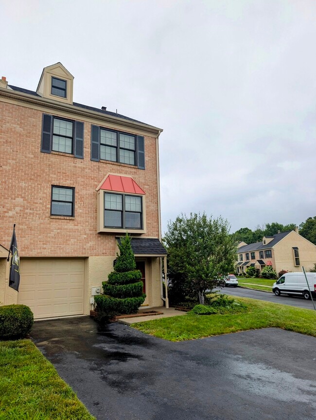Building Photo - 2001 Yorktown S Rental