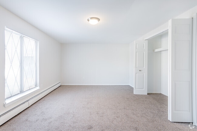 2 BR, 1 BA - 922 SF, Renovated - Thorncrest Estates